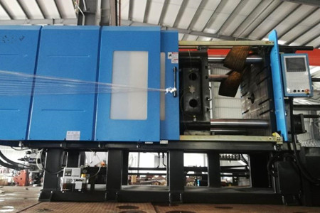 果筐注塑機(jī)廠家如何保證設(shè)備性能的一致性和穩(wěn)定性？