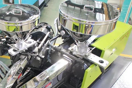 如何選擇混雙色注塑機(jī)？看完后漲知識(shí)！